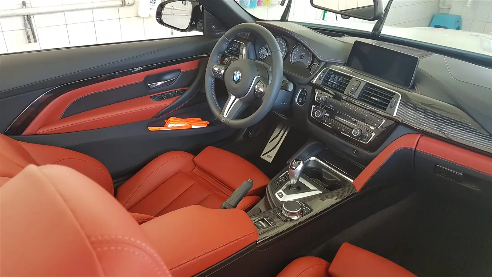 Čistý interiér BMW po detailingu