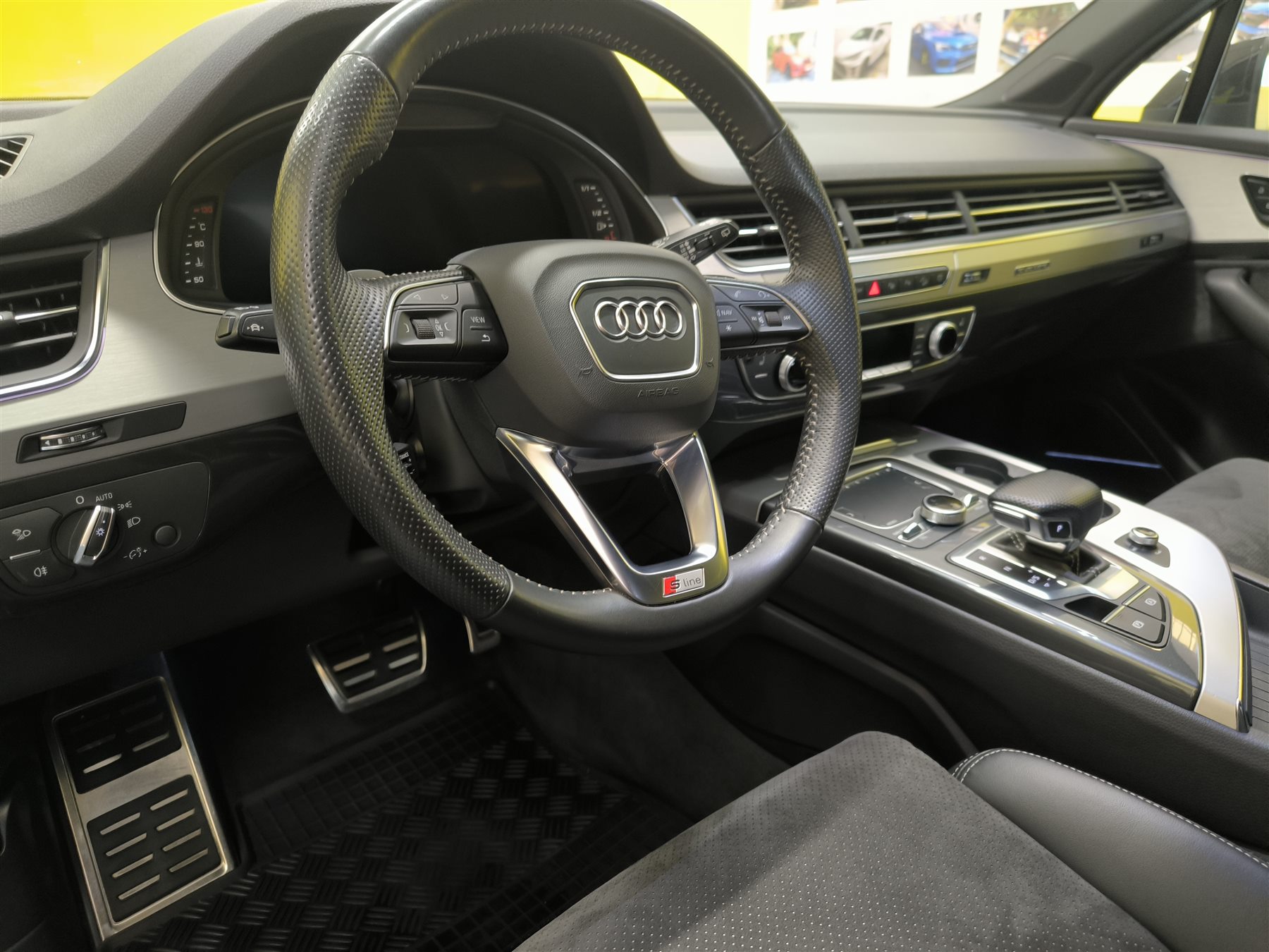 Vyčištěný kokpit a palubní deska Audi po detailingu interiéru