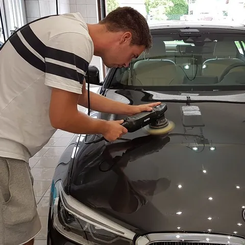 Daniel Fric při leštění BMW v dílně Lesteniaut.cz