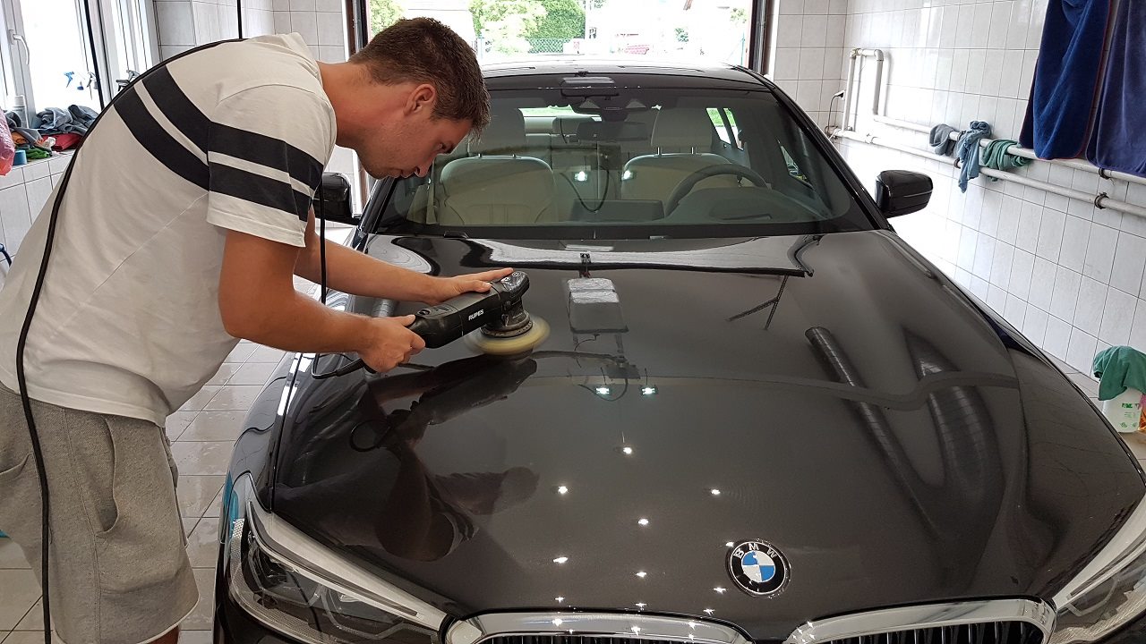 Profesionální strojní leštění tmavého laku BMW řady 7