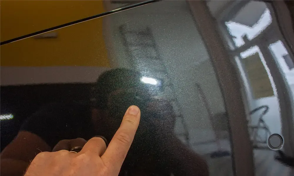 Lak s jemnými škrábanci před leštěním