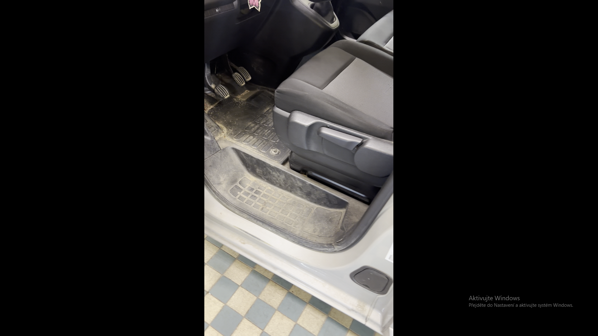 Prostor řidiče a nástupní práh Peugeotu před čištěním