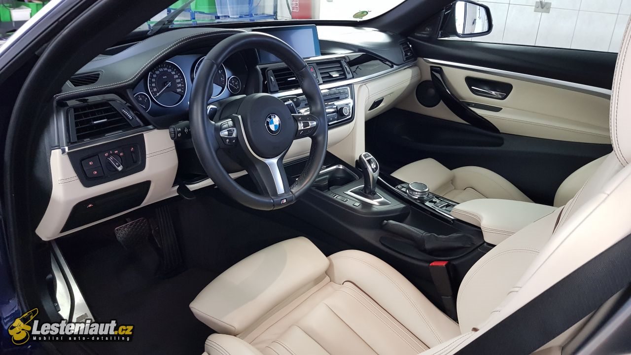 Vyčištěný světlý interiér BMW v dílně Lesteniaut.cz Sedlčany