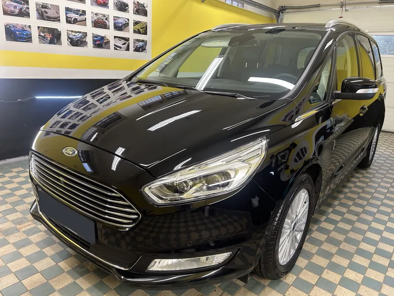 Černý Ford Galaxy po leštění a voskování
