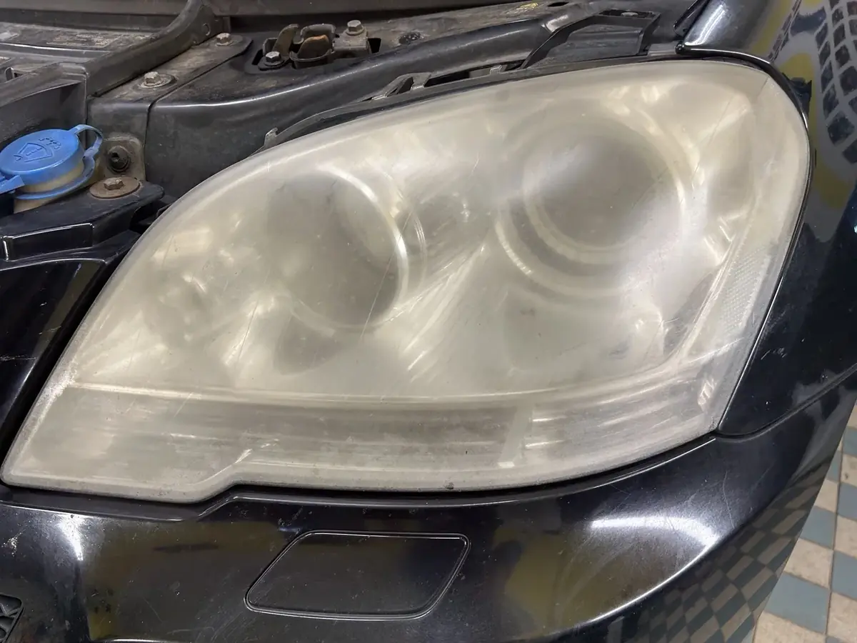 Zakalený světlomet Mercedesu ML před renovací