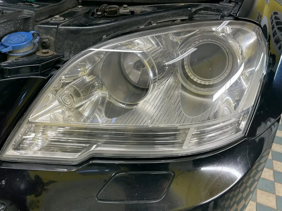 Čirý světlomet Mercedesu ML po renovaci a ochraně PPF fólií