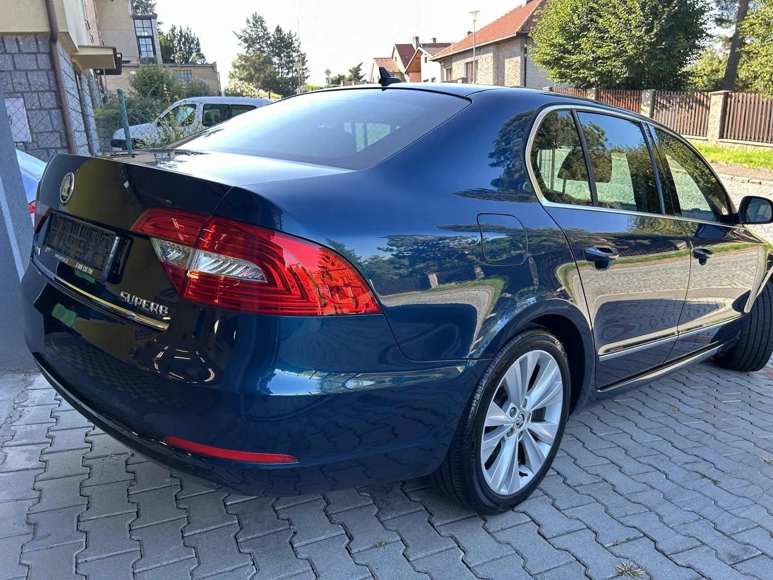 Zadní a boční pohled na Škodu Superb II po přeleštění.