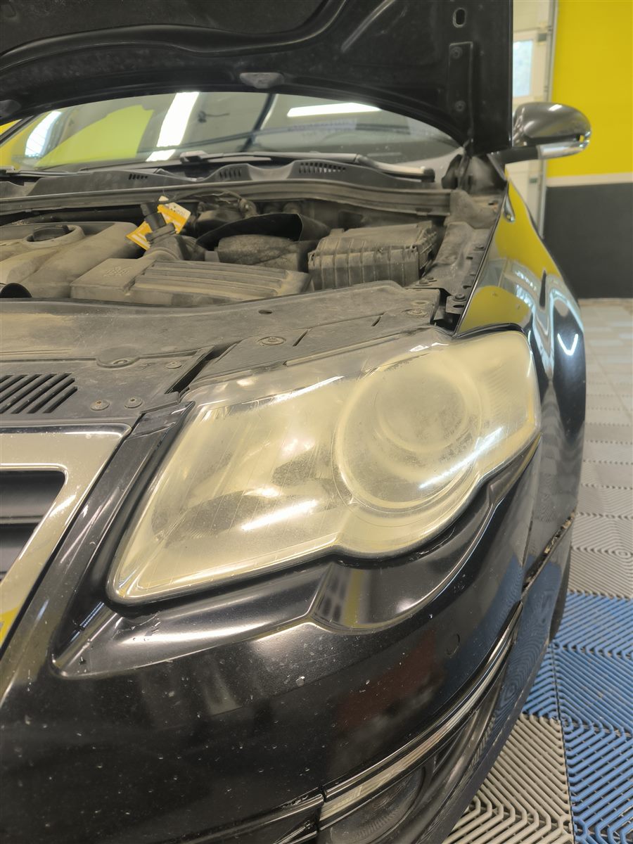 Volkswagen Passat s matným světlometem před renovací