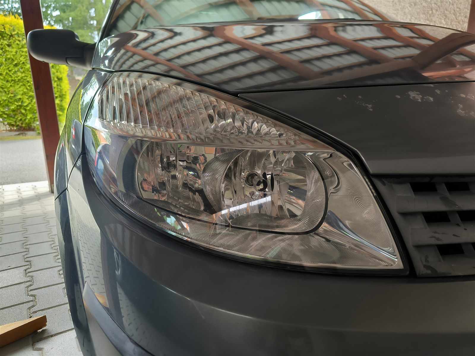 Čirý světlomet vozu Renault Scénic po profesionální renovaci