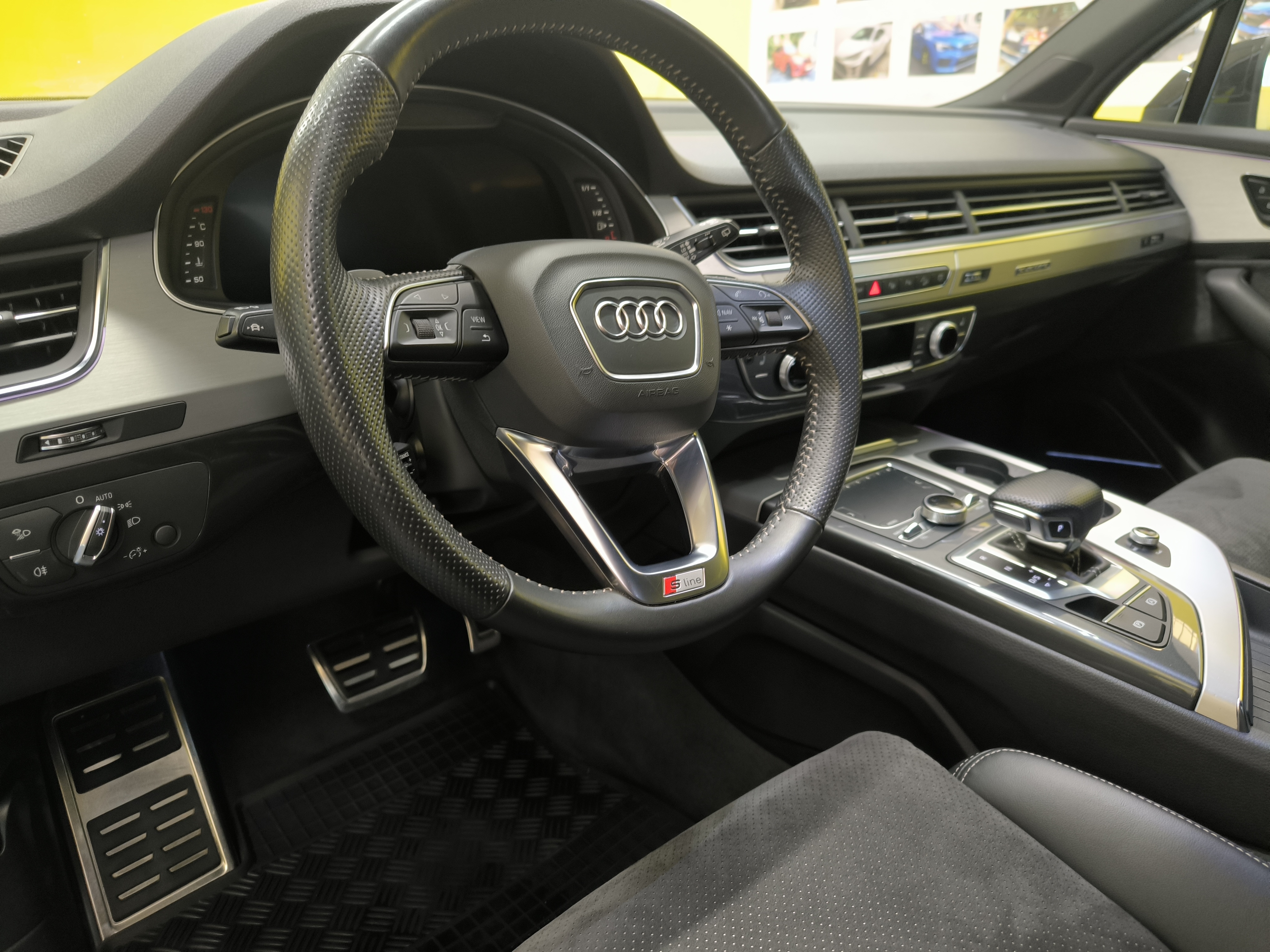 Čistý interiér Audi Q7 po hloubkovém detailingu