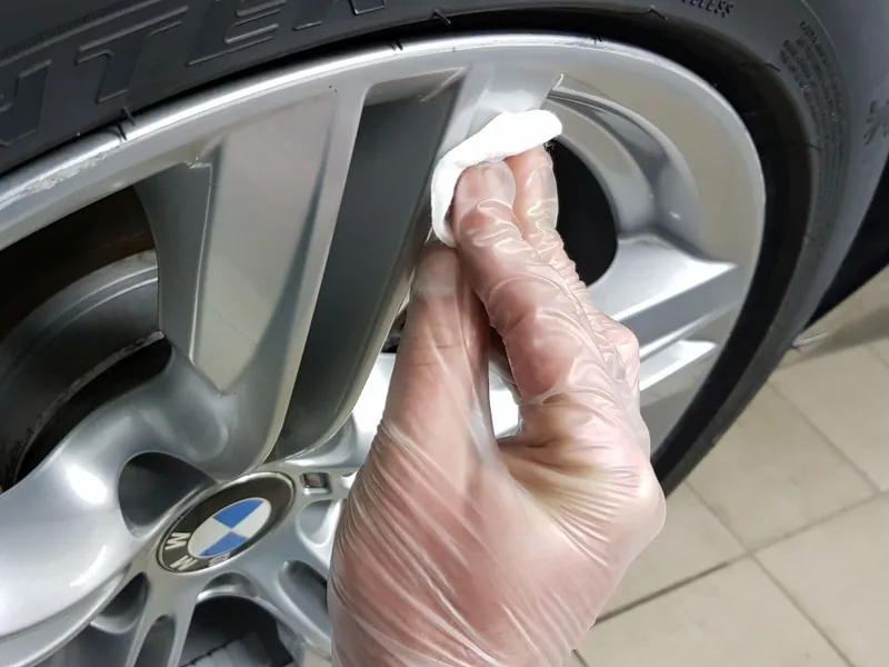 Ruční ošetření hliníkového kola BMW