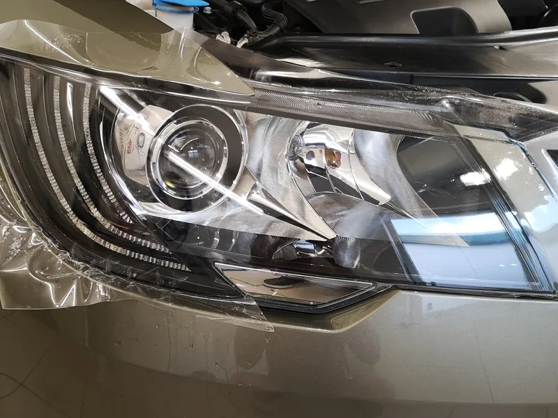 PPF fólie aplikovaná na světlomet vozu Škoda