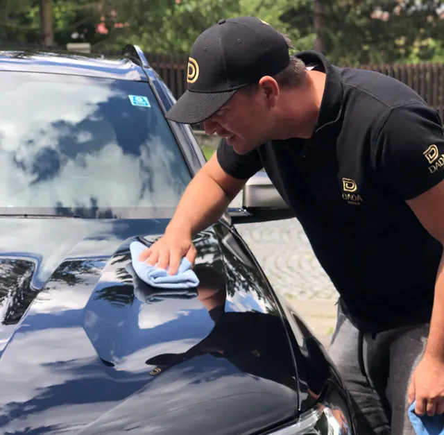 Vyleštěná kapota tmavého auta s hlubokým leskem po ošetření keramikou