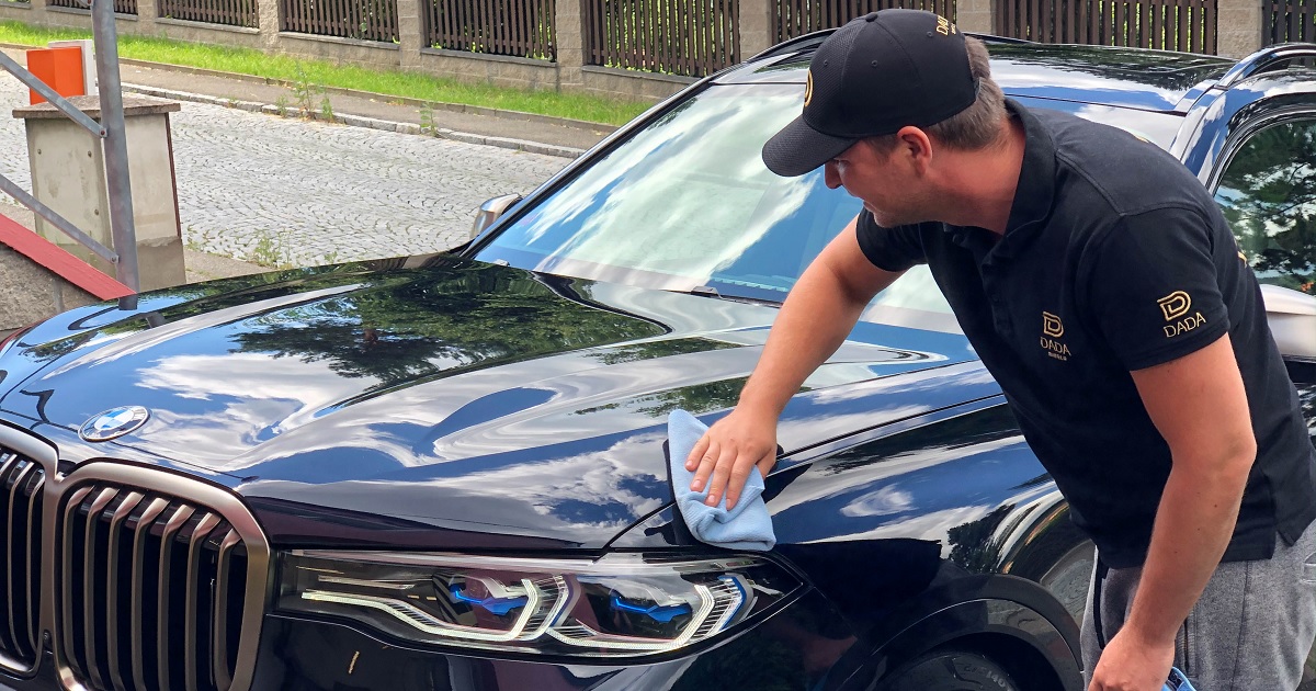 Aplikace transparentní ochranné PPF fólie na automobil