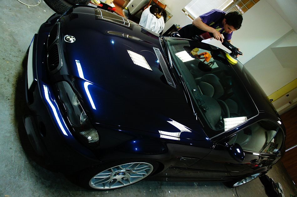 Daniel Fric při leštění BMW v jedné z prvních pronajatých garáží